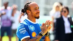 Lewis Hamilton con la indumentaria especial de Ferrari para el GP de Italia 2025