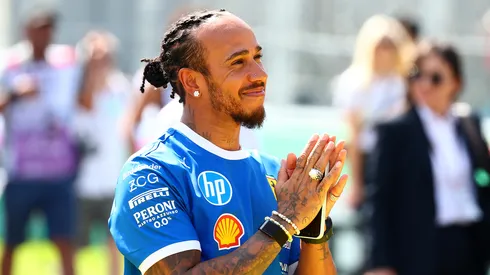 Lewis Hamilton con la indumentaria especial de Ferrari para el GP de Italia 2025