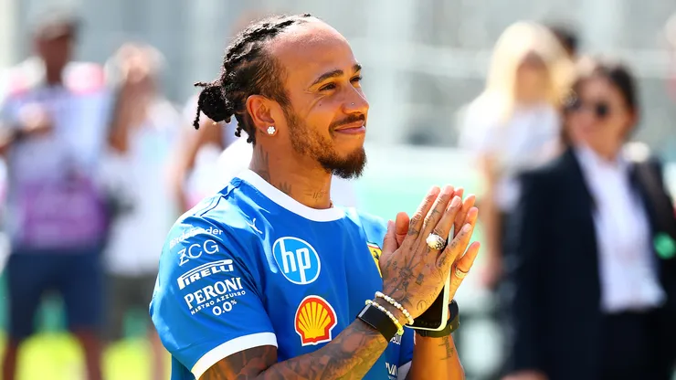 Lewis Hamilton con la indumentaria especial de Ferrari para el GP de Italia 2025