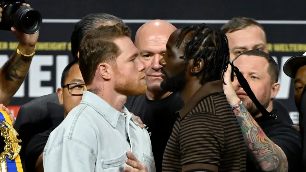 Canelo recibe advertencia del entrenador de Crawford.