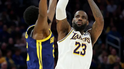 LeBron James con el jugador de Warriors que llegaría a Lakers.