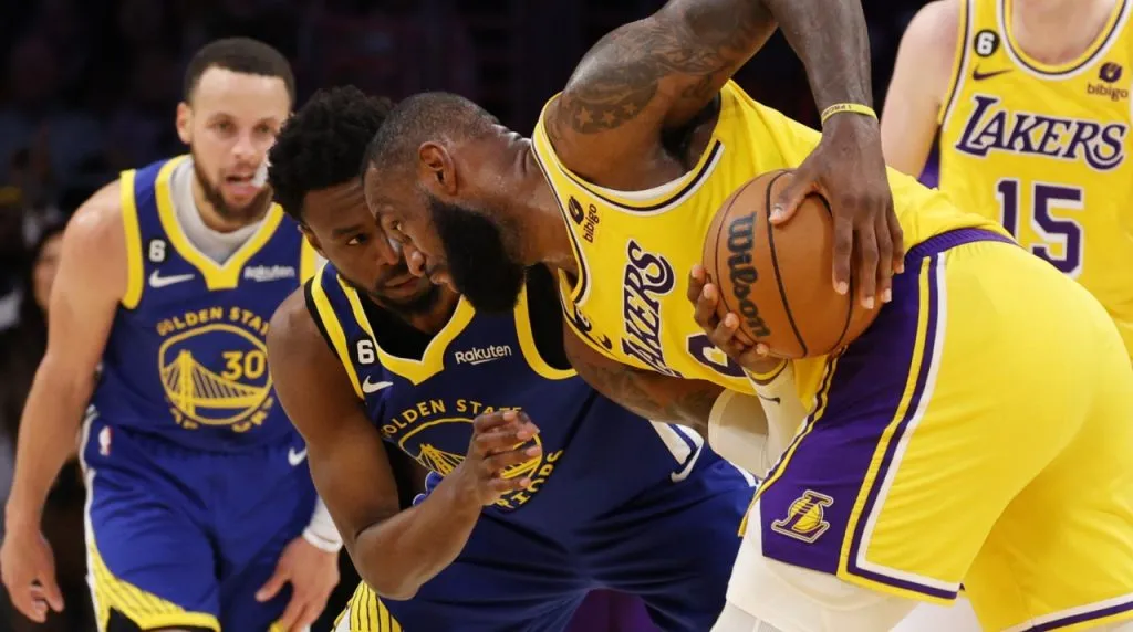 LeBron con el jugador de Warriors que llegaría a Lakers. (Foto: Getty Images)