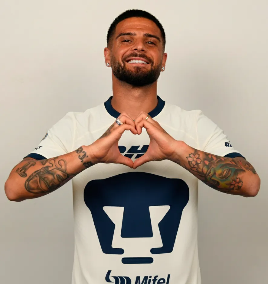 La foto que no pudo ser de Insigne con la playera de Pumas UNAM (Imagen creada con la IA de Google Gemini)