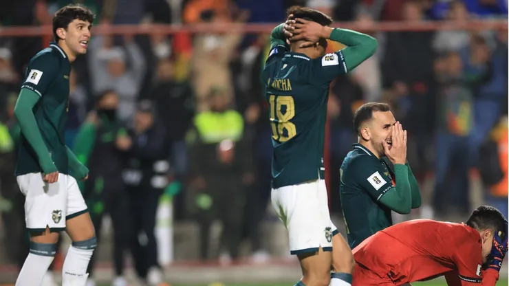 Los jugadores de Bolivia se muestran incrédulos luego de haber logrado acceder al repechaje.