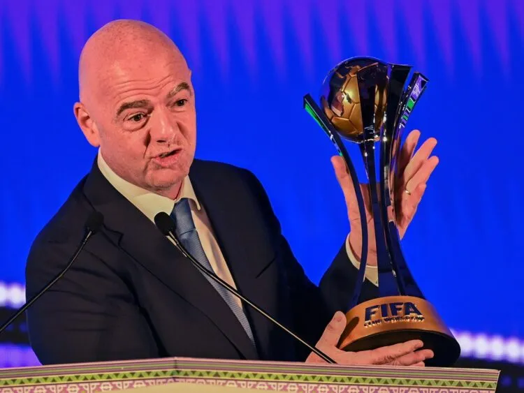 Gianni Infantino, presidente de la Federación, con el trofeo de la Copa [Foto: FIFA]