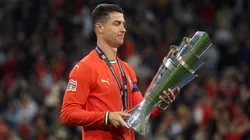 Cristiano Ronaldo con el trofeo de la UEFA Nations League