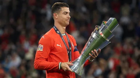 Cristiano Ronaldo con el trofeo de la UEFA Nations League