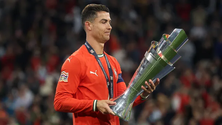 Cristiano Ronaldo con el trofeo de la UEFA Nations League