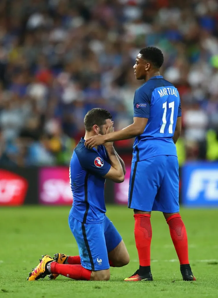 Anthony Martial consuela a Gignac tras perder la final de la Eurocopa 2016 (GETTY IMAGES)