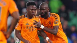 Rudiger habla con Vinícius durante la visita de Real Madrid a Real Betis por la temporada 2024-2025.