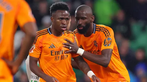 Rudiger habla con Vinícius durante la visita de Real Madrid a Real Betis por la temporada 2024-2025.