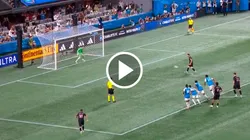 Messi picó el penal y el portero adivinó su decisión.