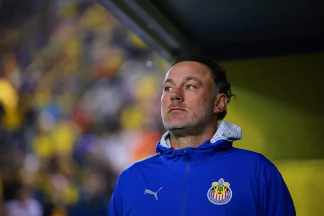 Gabriel Milito se aferra al cargo como DT de Chivas [Foto: Getty]