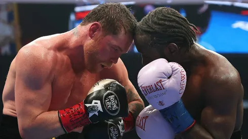 Eddie Hearn no ve muy posible una revancha entre Canelo Álvarez y Terence Crawford.