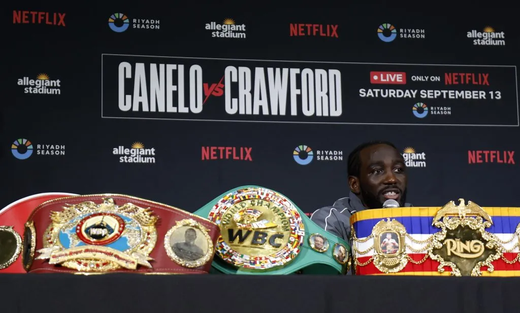 Terence Crawford posó en la conferencia de prensa con los cinturones ganados. [Foto: Getty Images]