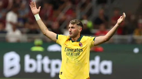 Santiago Giménez no anota de manera oficial con Milan desde mayo pasado.