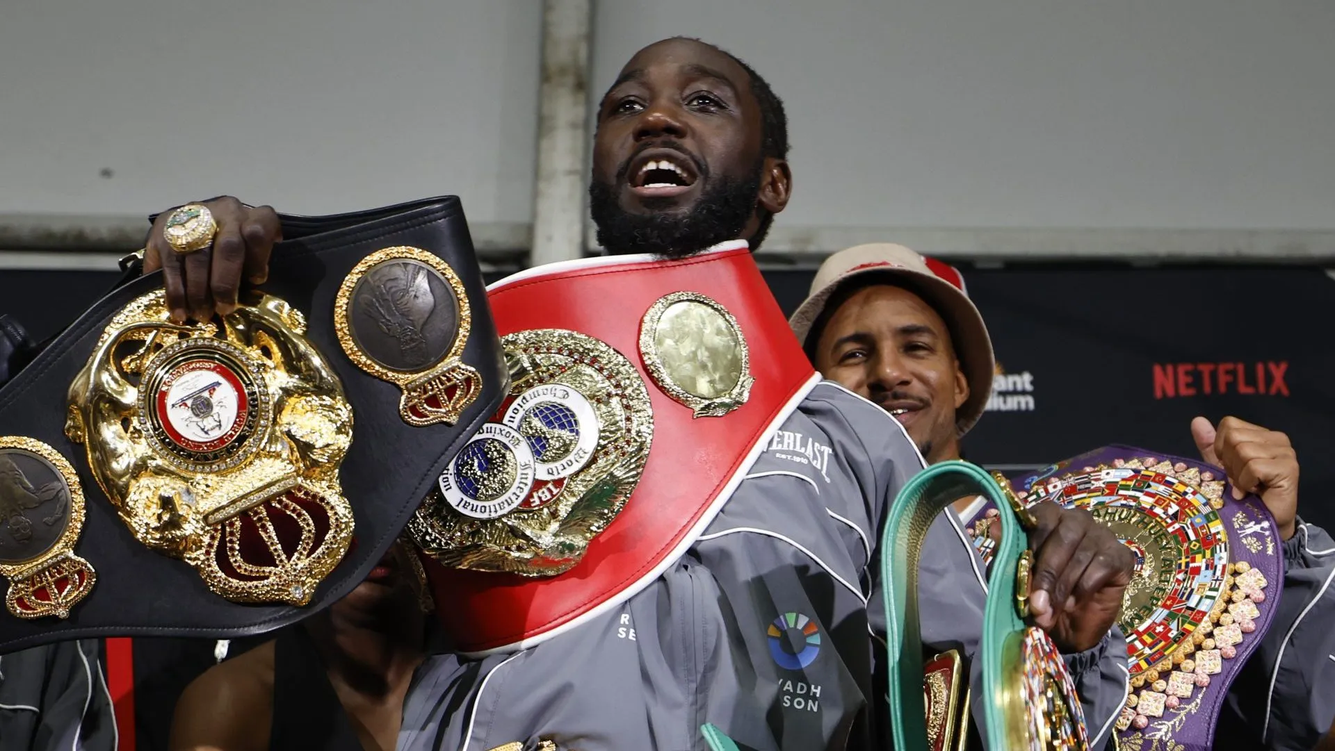 Terence Crawford con los cinturones que le arrebató a Canelo (GETTY IMAGES)