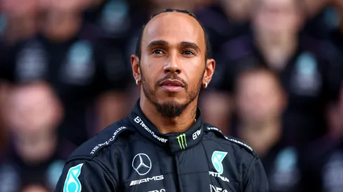 Lewis Hamilton con el mono de Mercedes