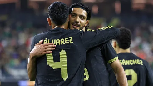 Edson Álvarez y Raúl Jiménez festejan uno de los goles de México en la Copa Oro 2025.