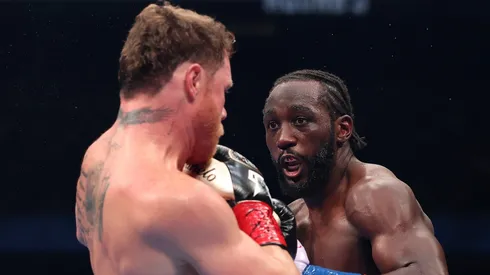 Terence Crawford respondió si le dará la revancha a Canelo Álvarez.