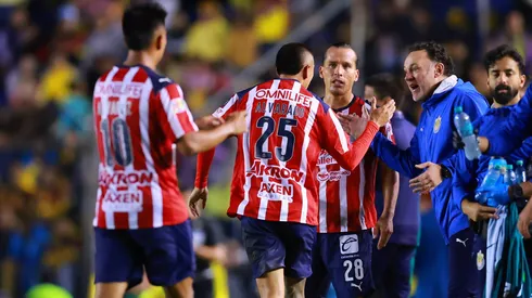 Gabriel Milito festeja con jugadores de Chivas tras uno de los goles en el Clásico ante América.