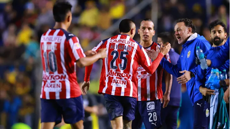 Gabriel Milito festeja con jugadores de Chivas tras uno de los goles en el Clásico ante América.