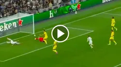 El momento en el que el balón ingresa en la portería de Villarreal tras el osotote de Luiz Júnior.