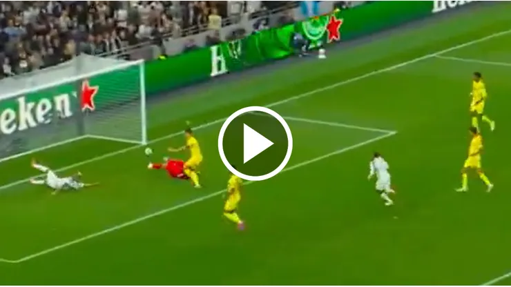 El momento en el que el balón ingresa en la portería de Villarreal tras el osotote de Luiz Júnior.