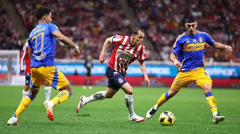 Chivas y Tigres se enfrentan por la Liga MX.
