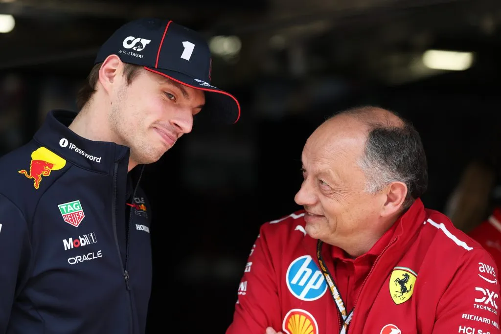 Max Verstappen con Frederic Vasseur, el jefe de Ferrari (Getty Images)
