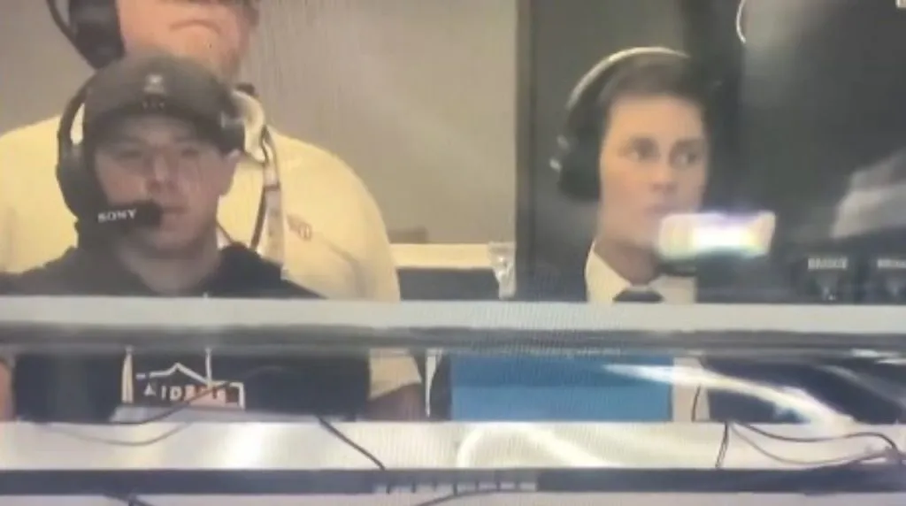 Tom Brady en la cabina de los entrenadores de Raiders. (Foto: X / @MySportsUpdate)