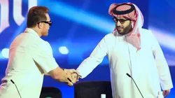 Canelo Álvarez le entregó un valioso regalo a Turki Al-Alshikh.