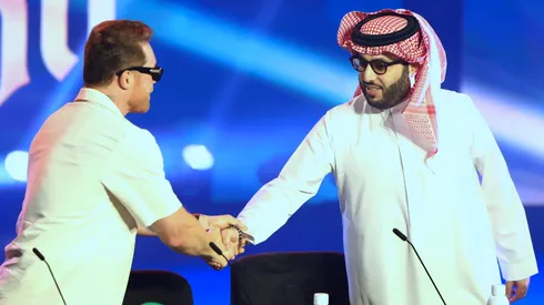 Canelo Álvarez le entregó un valioso regalo a Turki Al-Alshikh.