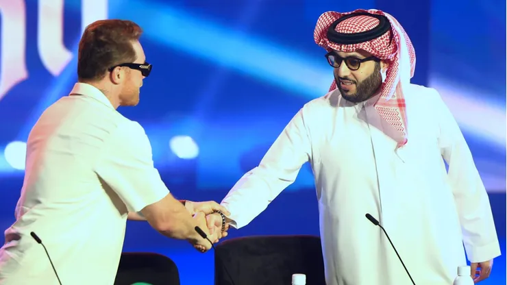 Canelo Álvarez le entregó un valioso regalo a Turki Al-Alshikh.