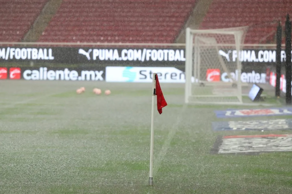 Las lluvias azotan el césped del Estadio Akron [Foto: Getty]