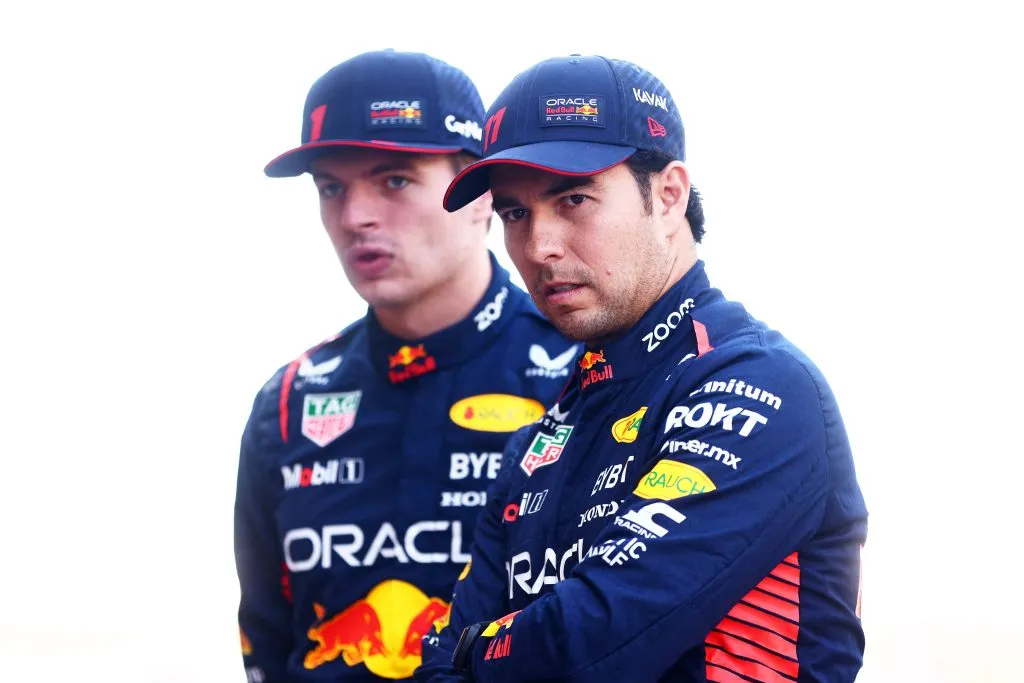 Checo Pérez, junto a Max Verstappen, en su etapa como piloto de Red Bull (GETTY IMAGES)