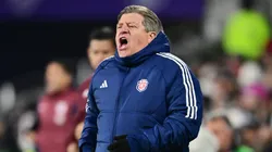 Mientras el director técnico mexicano sufre con los Ticos, el ente madre del futbol mundial le da otra mala noticia al experimentado estratega.