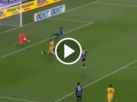 Santiago Giménez falló un mano a mano vs. Udinese y no lo perdonaron