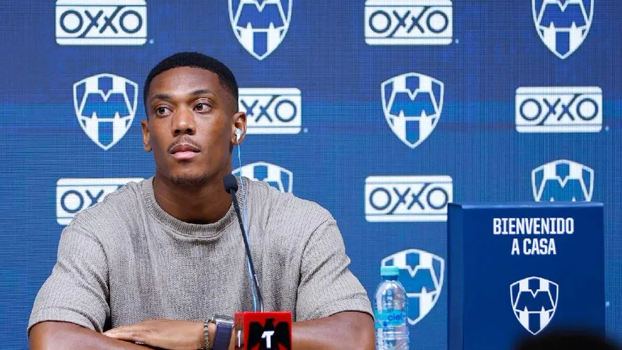 Martial en su primer rueda de prensa en Rayados.