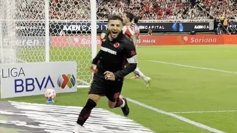 Alexis Vega no se guardó nada y festejó su anotación.