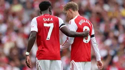 Bukayo Saka y Martin Odegaard en Arsenal