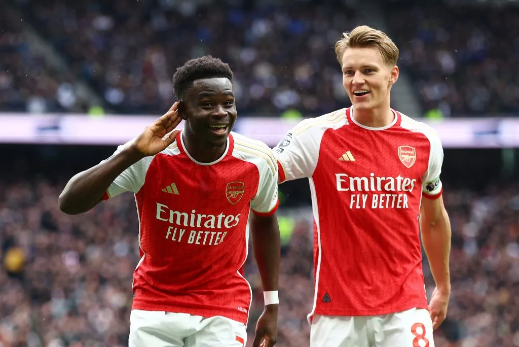 Bukayo Saka celebra un gol junto a Martin Odegaard (GETTY IMAGES)