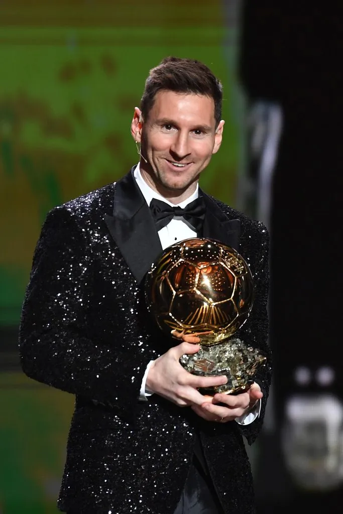 Lionel Messi con su último Balón de Oro (Getty Images)
