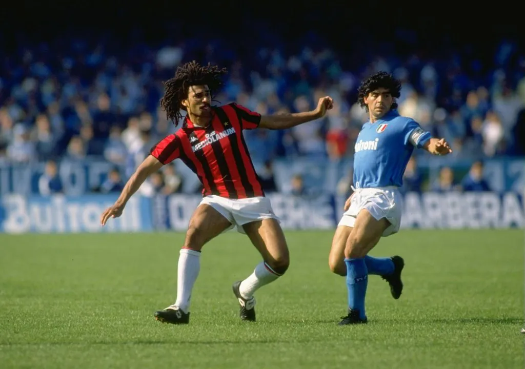 Ruud Gullit y Diego Maradona en la Serie A (GETTY IMAGES)