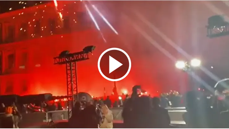 Aficionados de PSG celebraron con bengalas, fuegos artificiales y cánticos.