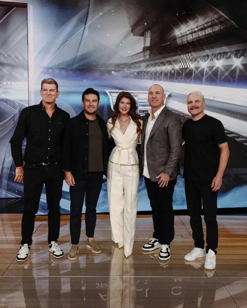 Checo Pérez con su compañero y la cúpula de Cadillac (@cadillacf1)