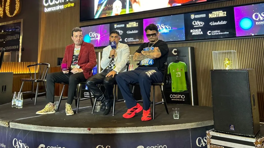 Fernando Martínez acompañado del Chino Maidana a su izquierda y de Rodrigo Calabrese a la derecha.