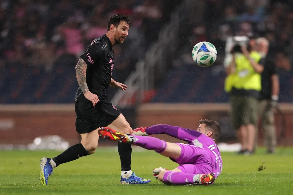 El momento del gol de Messi picando el balón [Foto: getty]