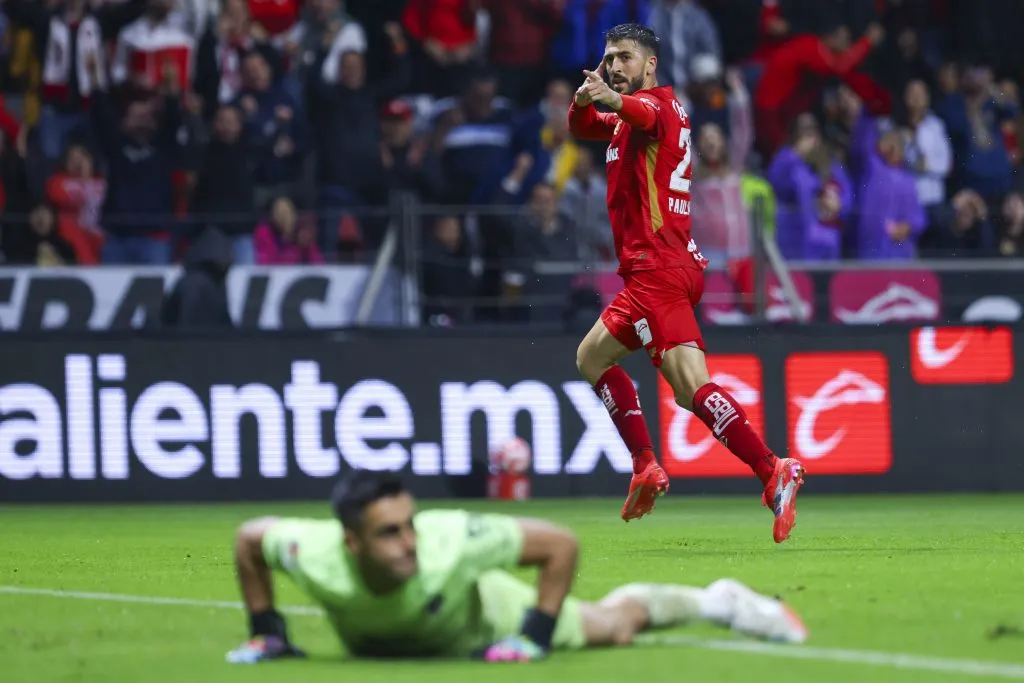 Paulinho anotó un hat-trick y bajó a Rayados [Foto: Getty]