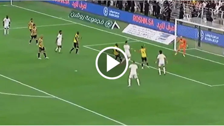 Cristiano Ronaldo vence a Predrag Rajković para el 2-0 de Al-Nassr